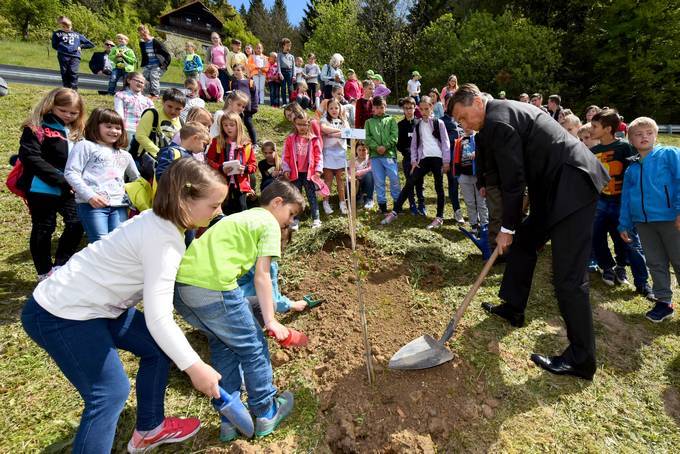 Predsednik republike Borut Pahor na Polšniku na srečanju podružničnih šol